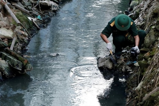 12/13 mẫu bùn sông Tô Lịch cách cống xả Công ty Rạng Đông 1km có thuỷ ngân vượt 6,1 lần ngưỡng cho phép