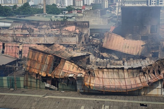 Bị "tố" gian dối về vụ cháy, Cổ phiếu Công ty Rạng Đông lao dốc mạnh