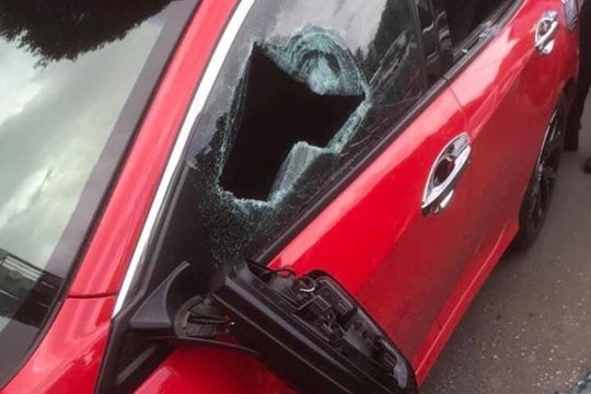 Thầy chùa đập vỡ kính xế hộp vì tài xế không cho vượt