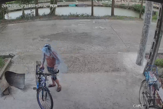 Thót tim clip cậu bé bị ô tô đâm trúng vì đạp xe sang đường thiếu quan sát