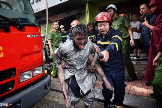 Ảnh: Giải cứu 3 người mắc kẹt trong vụ cháy cửa hàng quần áo ở Hà Nội