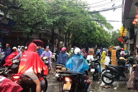 Ảnh: Nhiều tuyến đường Hà Nội ùn tắc vì cơn mưa sáng sớm