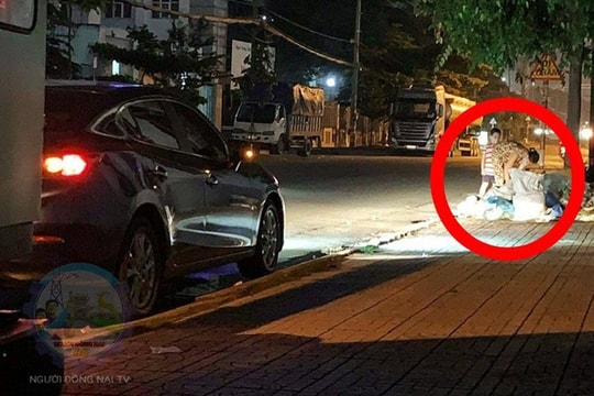 Chủ xe ô tô rọi đèn cho hai mẹ con nhặt rác bên đường khiến dân mạng cảm kích