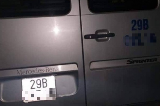 Hà Nội: Phát hiện tài xế tử vong trong ô tô chở học sinh tiểu học