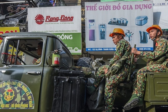 Ảnh: Dàn xe quân đội đến Công ty Rạng Đông tẩy độc