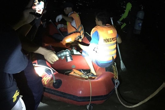 Đò chở 7 người lật trên sông, 1 người mất tích