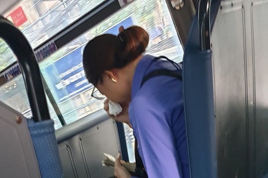 Khách trốn vé làm nữ phụ xe buýt bị đình chỉ công việc khiến dân mạng bất bình
