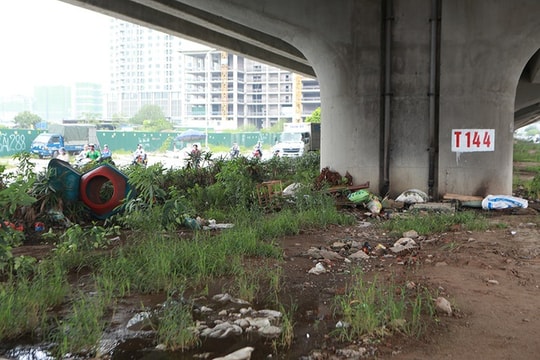 Ảnh: Dải phân cách dưới đường Vành đai 3 nhếch nhác, đầy rác thải