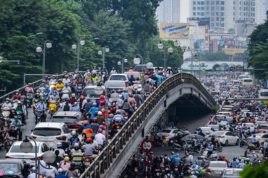 Ảnh: Giao thông tắc nghẽn nghiêm trọng tại nút giao có 3 trường Đại học