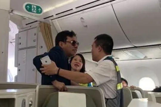 Vụ khách thương gia “sàm sỡ” trên máy bay, một nhân viên an ninh bị phạt