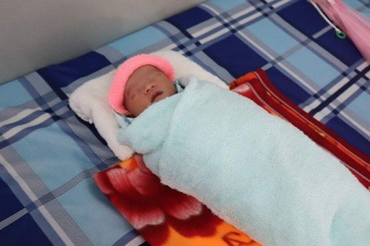 Phát hiện bé sơ sinh bị bỏ rơi trong bọc ni lông bên đường