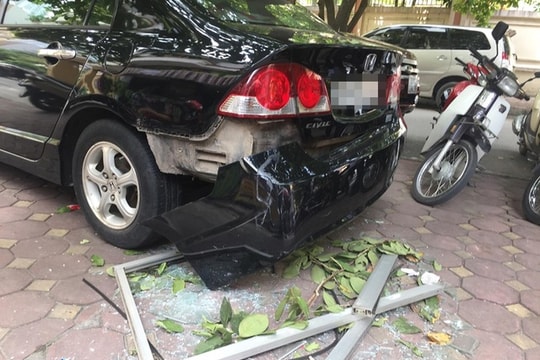 Cửa kính rơi từ tầng cao nhà chung cư xuống đất, nhiều người may mắn thoát nạn