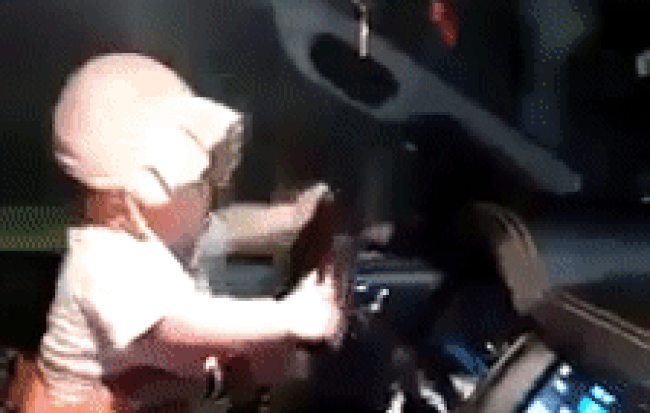 Khoe con vài tháng tuổi đứng ôm vô lăng lái xe, ông bố bị dân mạng "ném đá"