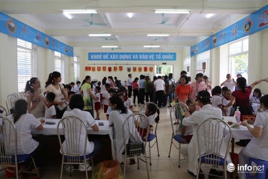 Ảnh: Khám sức khỏe cho học sinh quanh khu vực công ty Rạng Đông