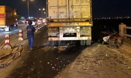 Danh tính tài xế xe container tông văng người đi xe máy xuống sông Hồng