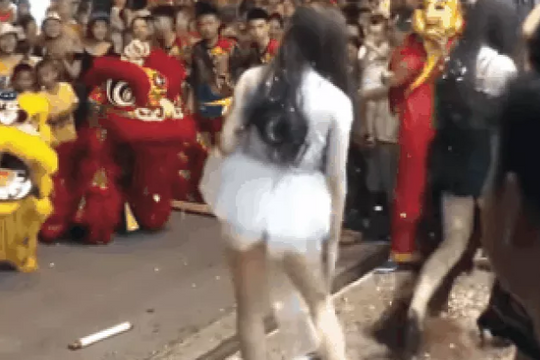 Hình ảnh 2 cô gái ăn mặc phản cảm, múa trong đêm Trung thu khiến nhiều người bức xúc