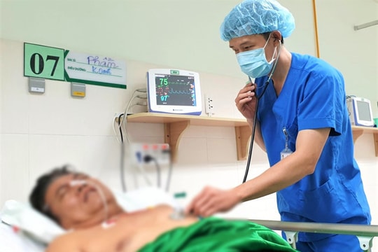 Bật dậy khi nghe tiếng người gọi, người đàn ông đột ngột chết lâm sàng