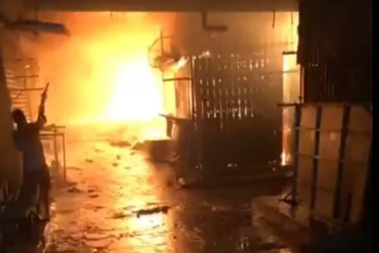 Cháy chợ trong đêm, nhiều kiot bị thiêu rụi