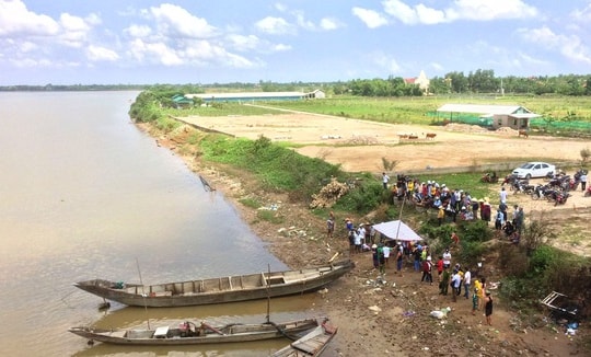 Cặp vợ chồng trẻ ôm con nhảy sông tự vẫn, đã tìm thấy 2 thi thể