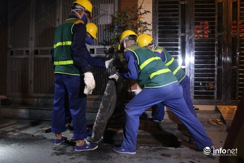 Ảnh: Xuyên đêm hút bùn, tẩy độc hệ thống thoát nước quanh Công ty Rạng Đông