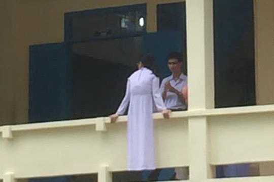 Hình ảnh nữ sinh vô tư ngồi quay lưng ngoài lan can lớp học khiến cư dân mạng xôn xao