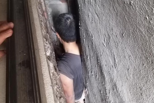 Người đàn ông bị mắc kẹt giữa khoảng không của 3 ngôi nhà gây xôn xao MXH