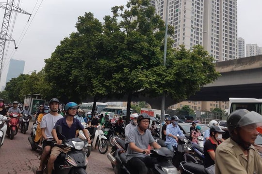 Ảnh: Giao thông ùn tắc trên các tuyến đường Hà Nội tính mở làn ưu tiên xe buýt