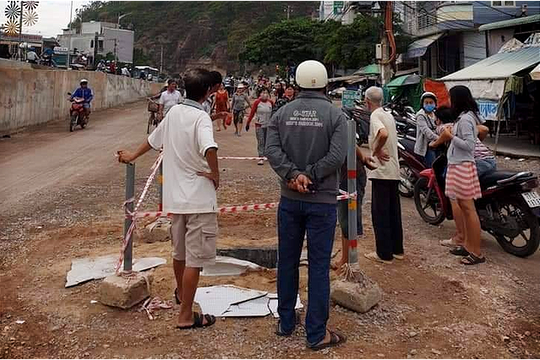 Cháu bé 4 tuổi lọt xuống cống bị nước cuốn đi hàng trăm mét