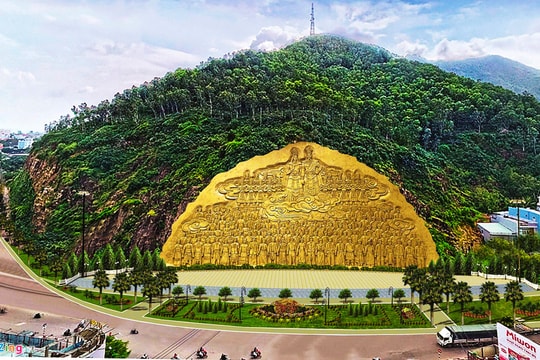 Ảnh: Nơi dự kiến tạc bức phù điêu khổng lồ 86 tỷ vào vách núi