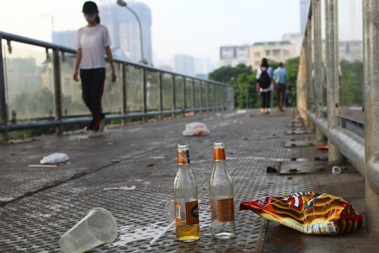 Ảnh: Rác thải ngập tràn, nhếch nhác trên cầu bộ hành ở Hà Nội