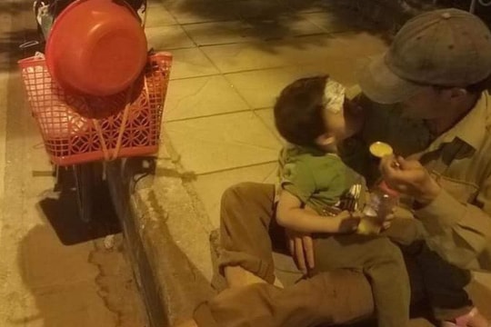 Hình ảnh người cha ngồi đút cháo cho con bên đường và câu chuyện khiến dân mạng xót xa