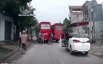 Clip: Tài xế và phụ xe của 2 xe khách lao vào hỗn chiến vì tranh giành khách