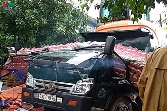 Xe tải tông sập cổng chào, tài xế tử vong trong cabin