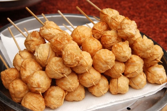 Bé trai 7 tuổi phải vì bị hóc chả cá viên