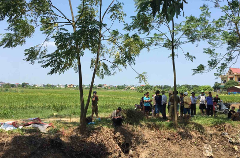 Phát hiện thi thể nam thanh niên nổi trên mương nước