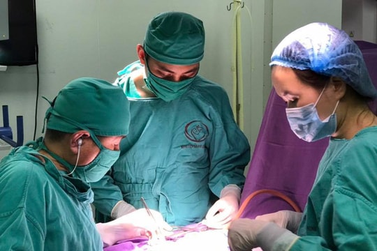 Phẫu thuật cứu sống bé trai 2 ngày tuổi bị tắc ruột bẩm sinh