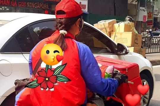 Hình ảnh nữ shipper kẹp con trước bụng đi mưu sinh giữa trưa nắng gây xúc động