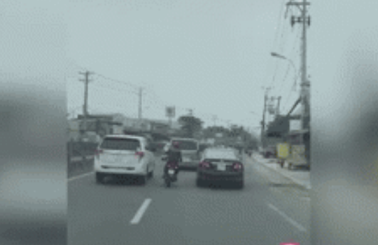 Clip: Chủ xe Exciter ra dấu mở đường cho xe cấp cứu gây tranh cãi MXH