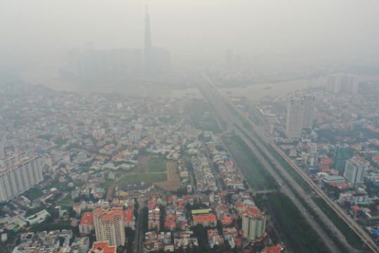 Ảnh: Landmark 81 "biến mất" trong màn sương mù dày đặc