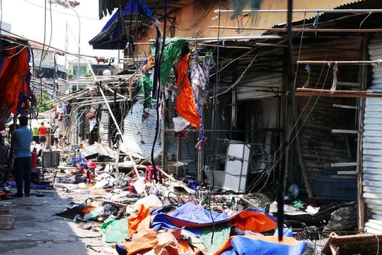 Ảnh: Chợ Tó - Hà Nội tan hoang sau 30 phút bị lửa thiêu rụi