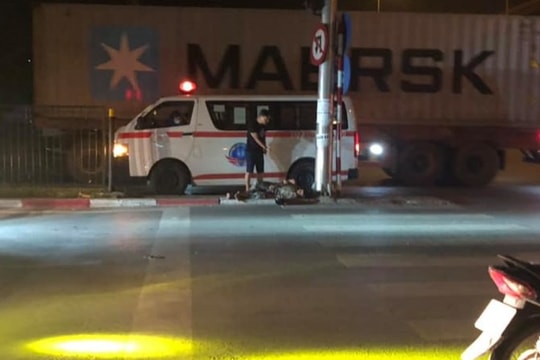 Hai đứa trẻ nằm ôm nhau bên đường trong đêm và lời cảnh báo của tài xế gây xúc động