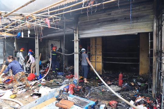 Cháy chợ Tó ở Đông Anh, nhiều gian hàng bị thiêu rụi