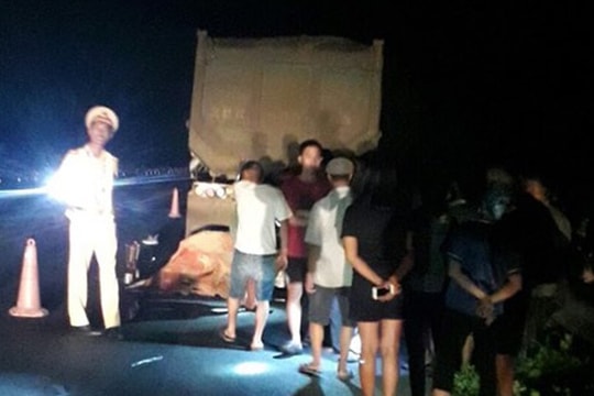 Đâm vào đuôi ô tô trên đường cao tốc, 2 nam thanh niên đi xe máy tử vong