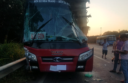 Xe khách giường nằm tông đuôi xe tải, hàng chục hành khách hoảng loạn kêu cứu