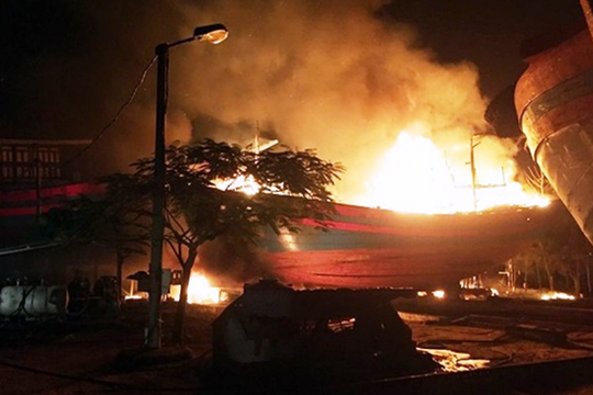 Tàu cá phát nổ và bốc cháy dữ dội, 8 ngư dân thương vong