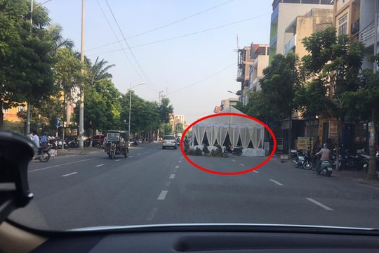 Hình ảnh rạp cưới được dựng ngang nhiên dưới lòng đường gây tranh cãi MXH