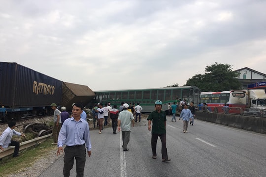 Đâm ô tô tải, tàu hàng bị lật 4 toa khiến đường sắt tê liệt