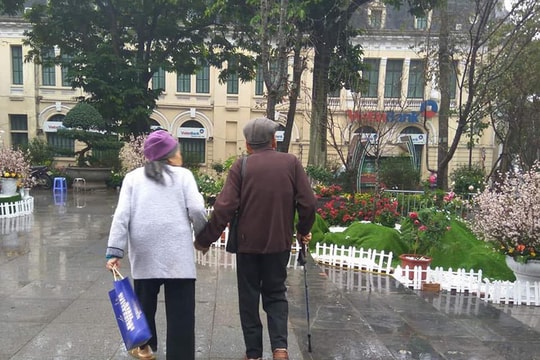 Bức ảnh cái nắm tay bình thường và lời chú thích gây xúc động