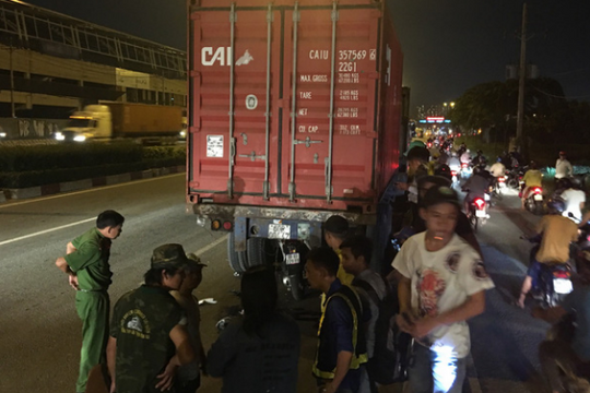 Nam thanh niên đi xe máy tử vong sau cú tông kinh hoàng vào xe container