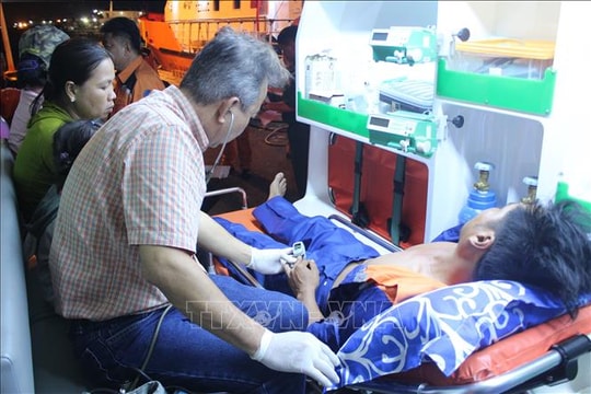 Cấp cứu kịp thời ngư dân bị tai nạn lao động nguy hiểm đến tính mạng